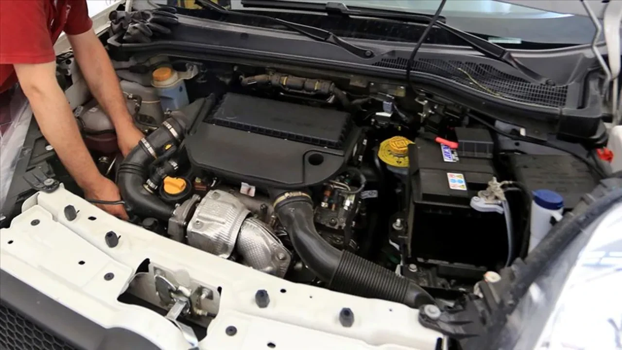 Motoru ısıtmak için aracı rölantide bekletenler dikkat! Bu alışkanlık motor ömrünü uzatmıyor, aksine pistonları sessizce aşındırıyor