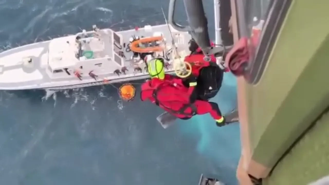 MSB'den nefes kesen kurtarma operasyonu: Ege Denizi'ndeki bot faciasında 2 kişi helikopterle hayata tutundu
