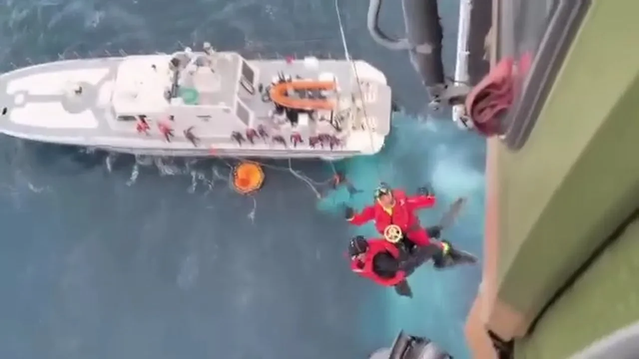 MSB'den nefes kesen kurtarma operasyonu: Ege Denizi'ndeki bot faciasında 2 kişi helikopterle hayata tutundu