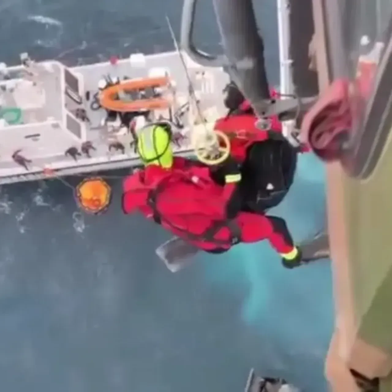 MSB'den nefes kesen kurtarma operasyonu: Ege Denizi'ndeki bot faciasında 2 kişi helikopterle hayata tutundu