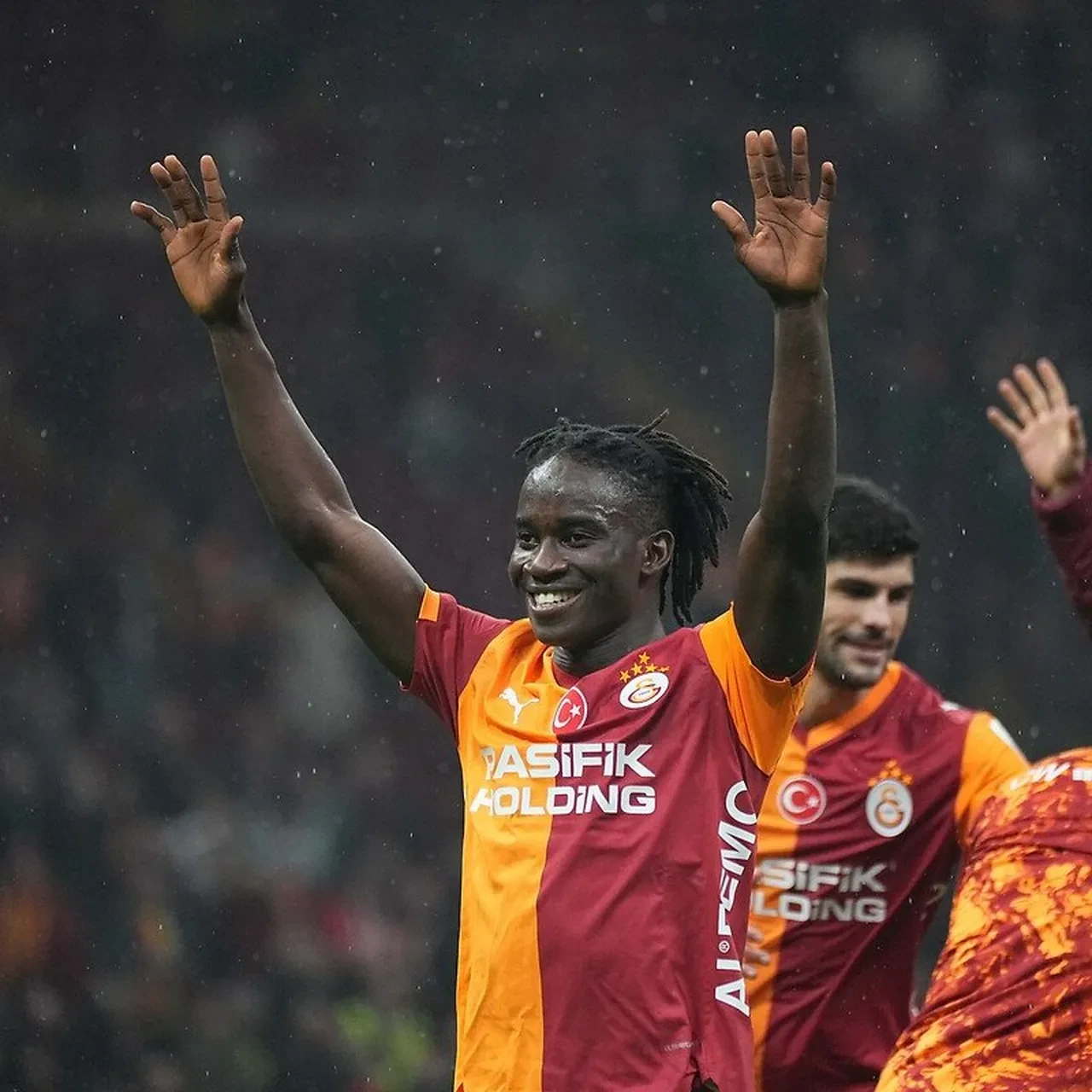 Okan Buruk'tan çift forvet polemiğine cevap!