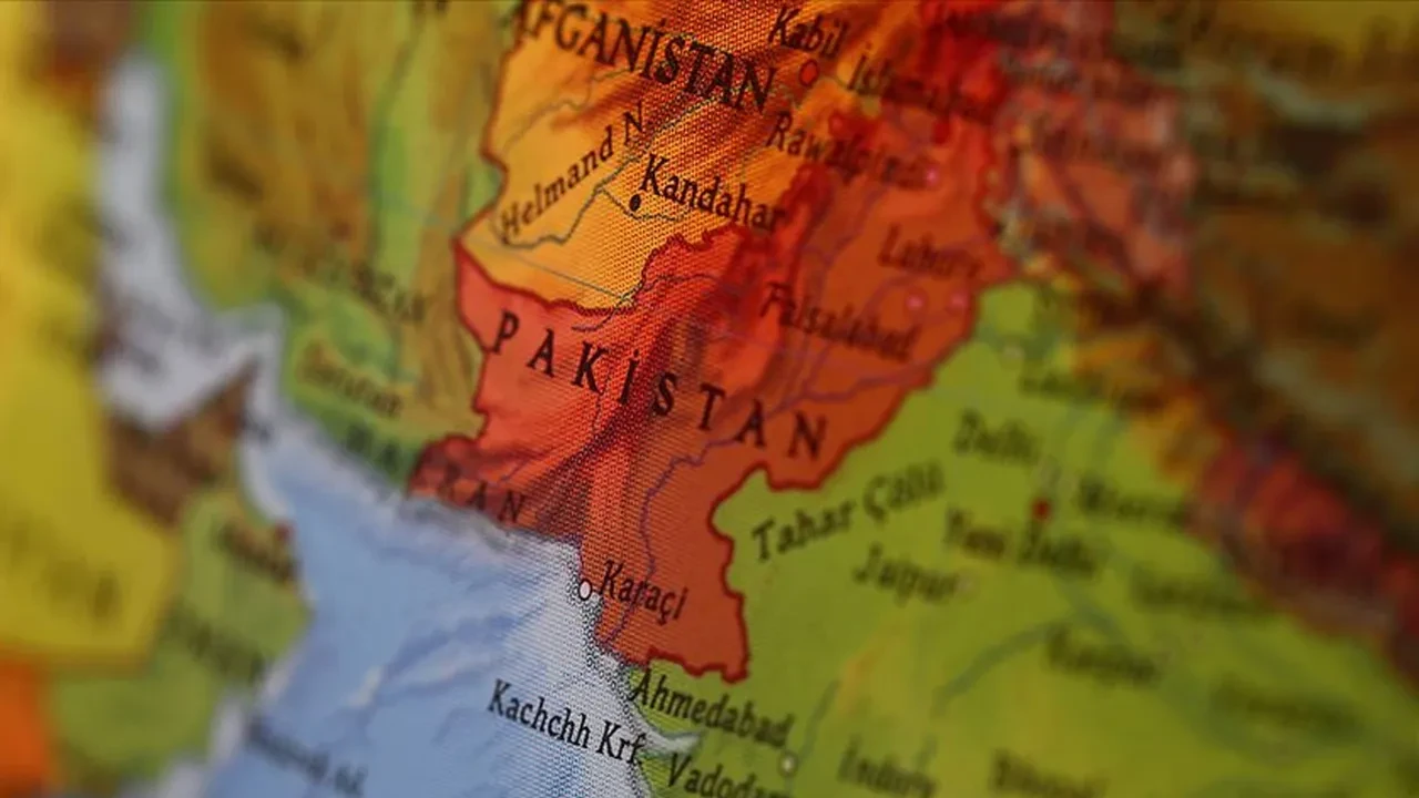 Pakistan'da feci kaza! Petrol tankeri minibüsün üzerine devrildi: Çok sayıda ölü var