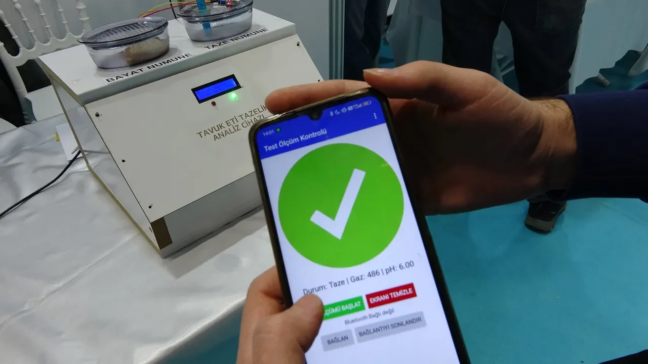 Samsunlu öğrencilerden gıda zehirlenmesini önleyecek cihaz! Tavuk eti tazeliğini kontrol ediyor