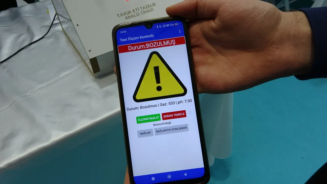Samsunlu öğrencilerden gıda zehirlenmesini önleyecek cihaz! Tavuk eti tazeliğini kontrol ediyor