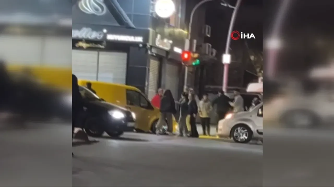  Sultangazi’de ortalık karıştı! Gençlerin biber gazlı kavgası kamerada