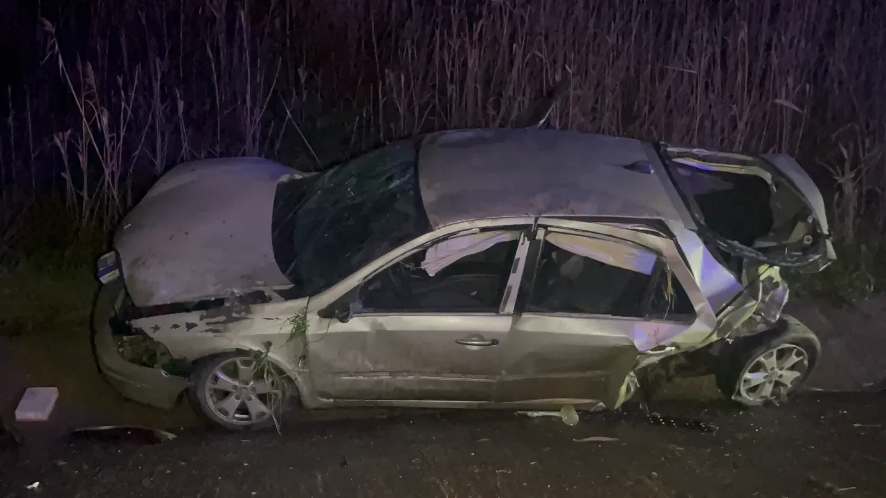 Takla atarak su kanalına uçtular! Feci kazada yaralılar var