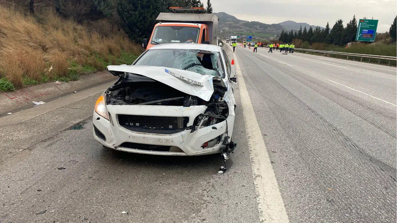 Temizlik işçilerine otomobil çarptı! Feci kazada ölü ve yaralılar var