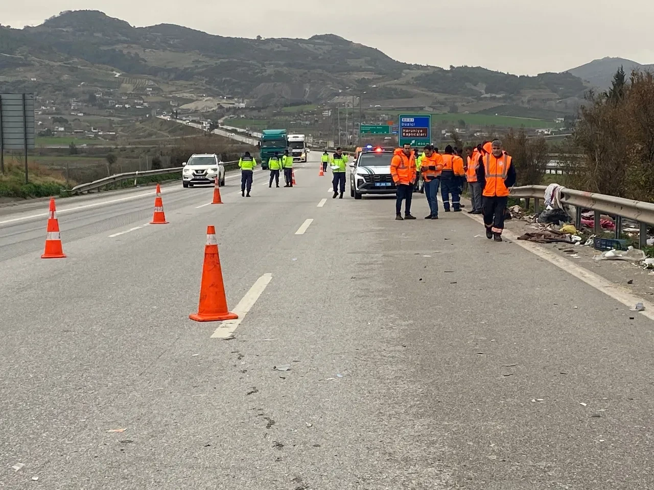 Temizlik işçilerine otomobil çarptı! Feci kazada ölü ve yaralılar var