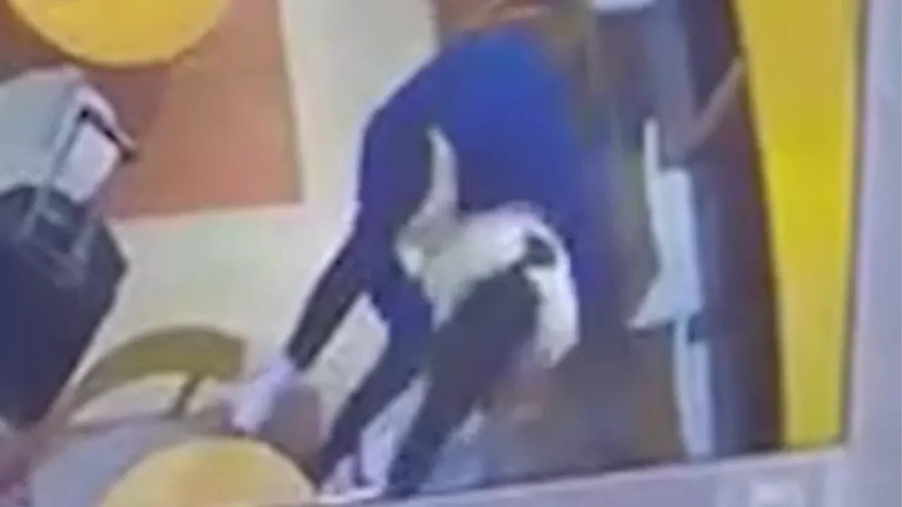 Yaptığı müdahaleyle hayat kurtardı! Heimlich manevrası güvenlik kamerasında