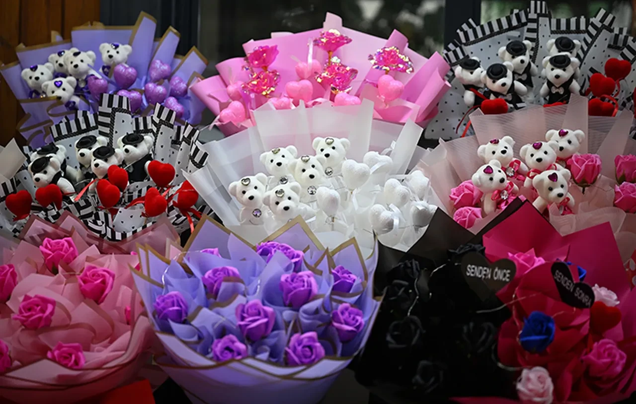 14 Şubat çiçek notları ve sözleri 2026! 14 Şubat Sevgililer Günü kısa çiçek ve hediye not örnekleri