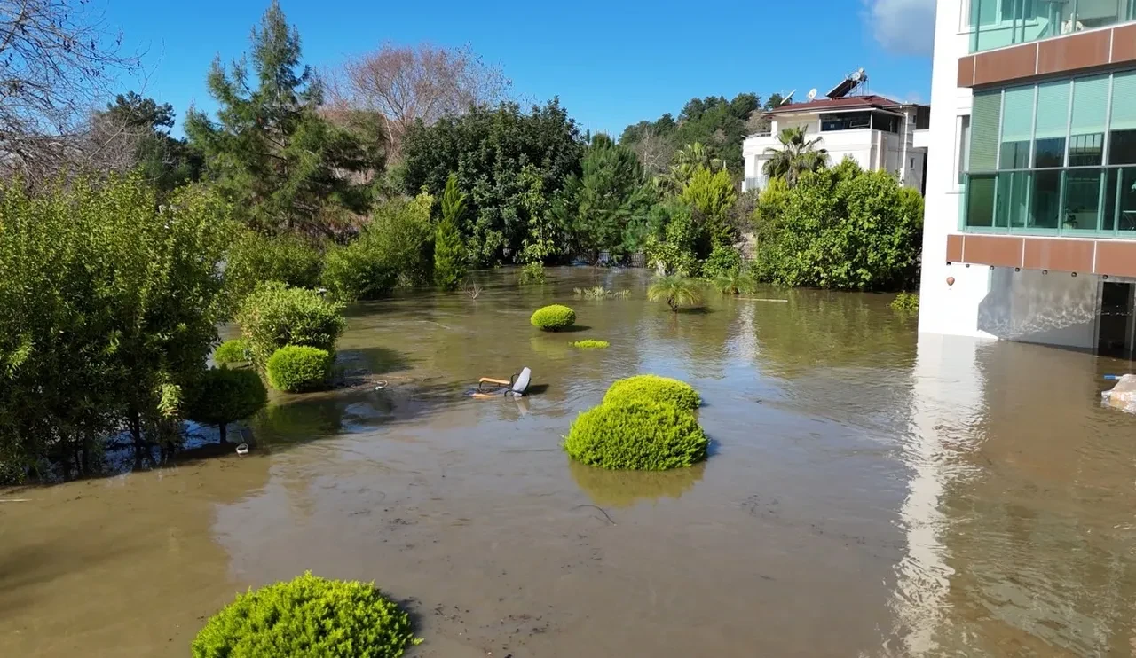 Antalya’da sel felaketi! Anonslar yapıldı, evler boşaltıldı: Her yer sular altında kaldı