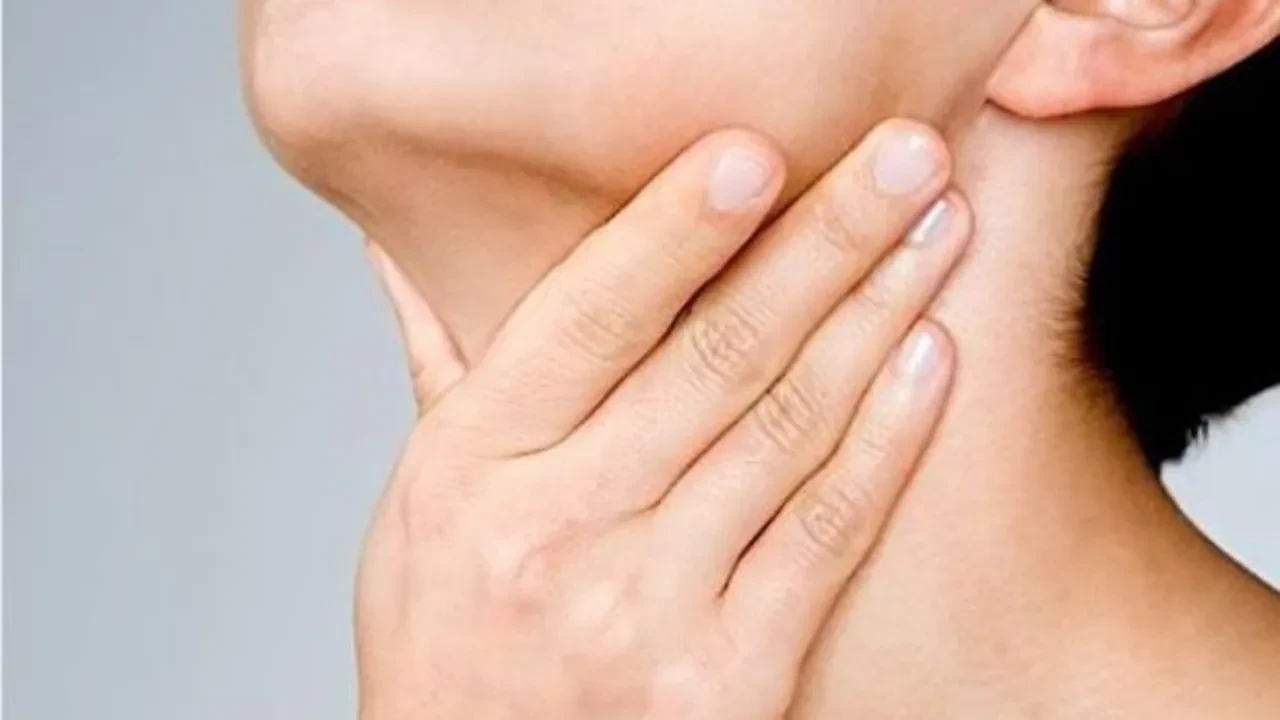 Boğazınızda o ilk gıcıklığı hissettiğiniz an bunu yapın! Soğuk algınlığını bıçak gibi kesiyor, hemencecik iyileştiriyor