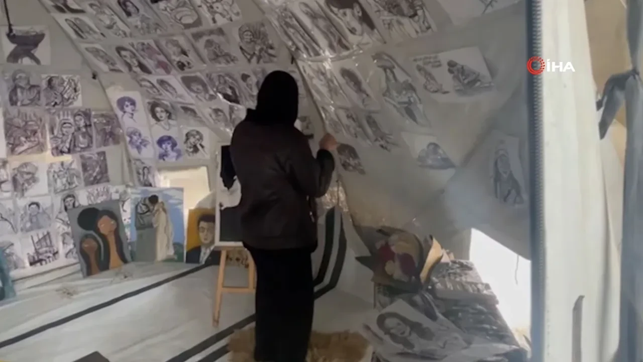 Bombaların gölgesinde acılarını tuvale yansıtıyor! Filistinli genç kız çadırını sanat galerisine çevirdi