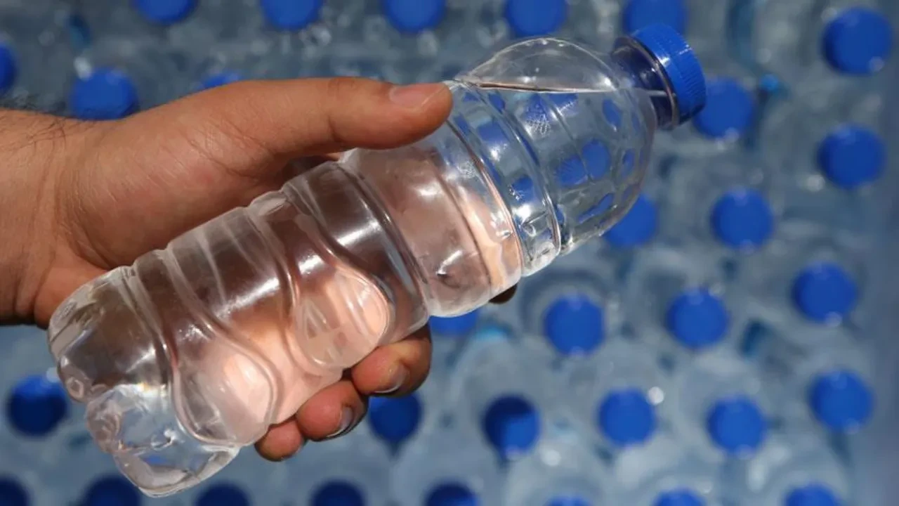 Çoğumuz bir yudum içmek için arabada bırakıyor ama… Saniyeler içerisinde aracınızda yangın çıkartabiliyormuş