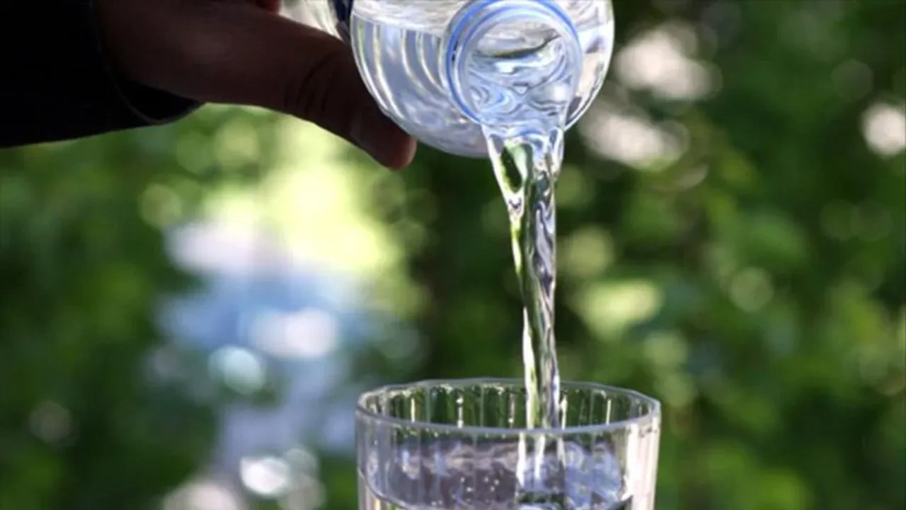 Çoğumuz bir yudum içmek için arabada bırakıyor ama… Saniyeler içerisinde aracınızda yangın çıkartabiliyormuş