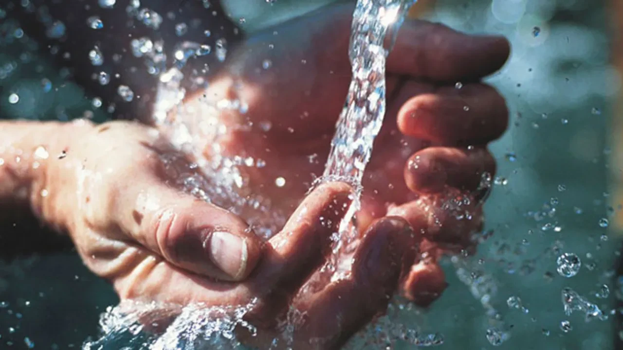 Çoğumuz bir yudum içmek için arabada bırakıyor ama… Saniyeler içerisinde aracınızda yangın çıkartabiliyormuş