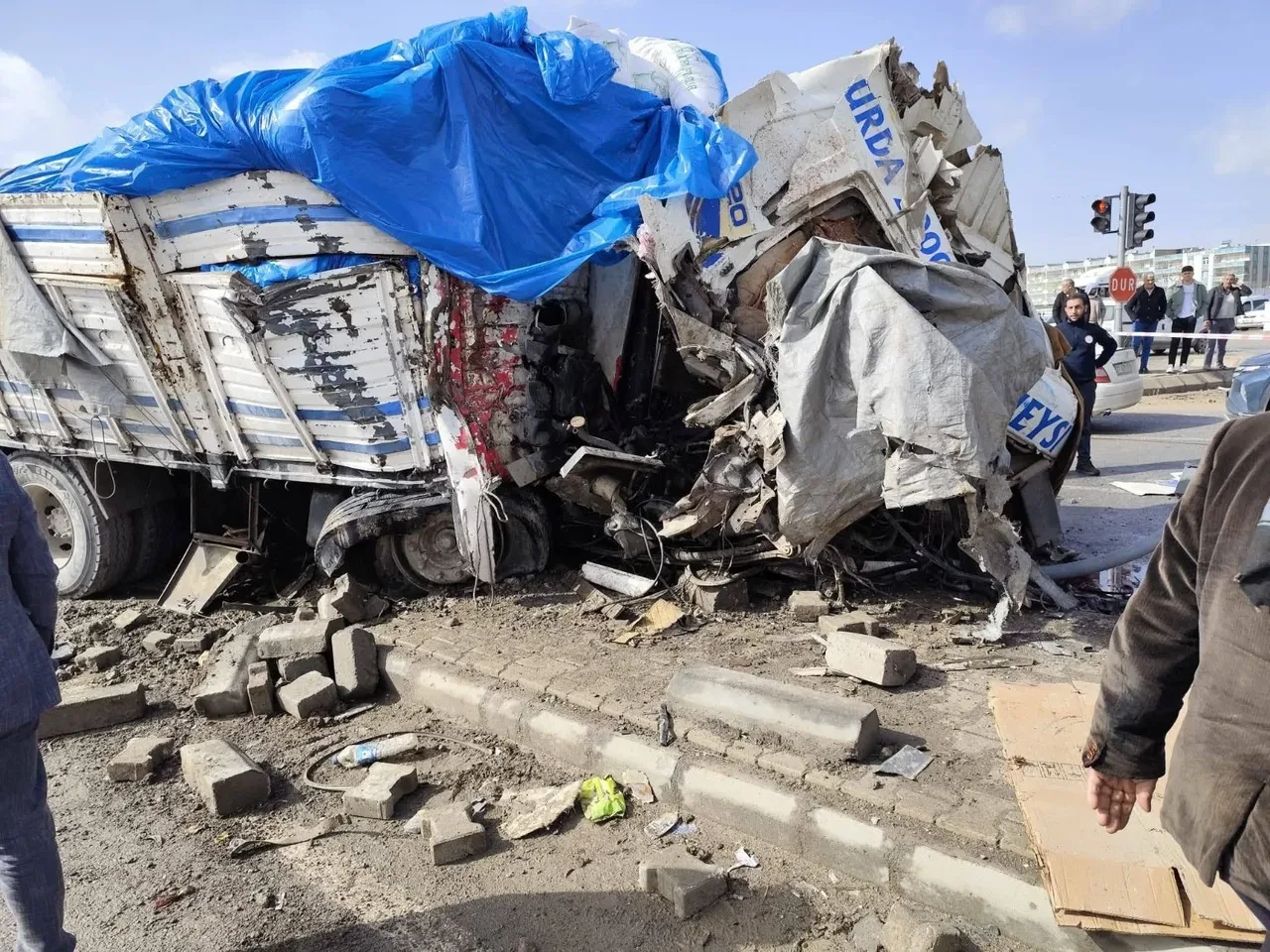 Freni patlayan kamyon dehşeti! Kontrolden çıktı, araçların arasına daldı