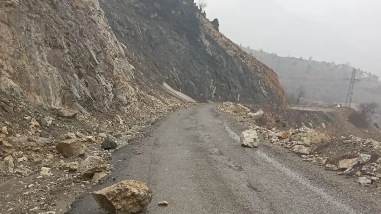 Gölbaşı’nda korkutan heyelan! Kaya parçaları karayoluna düştü