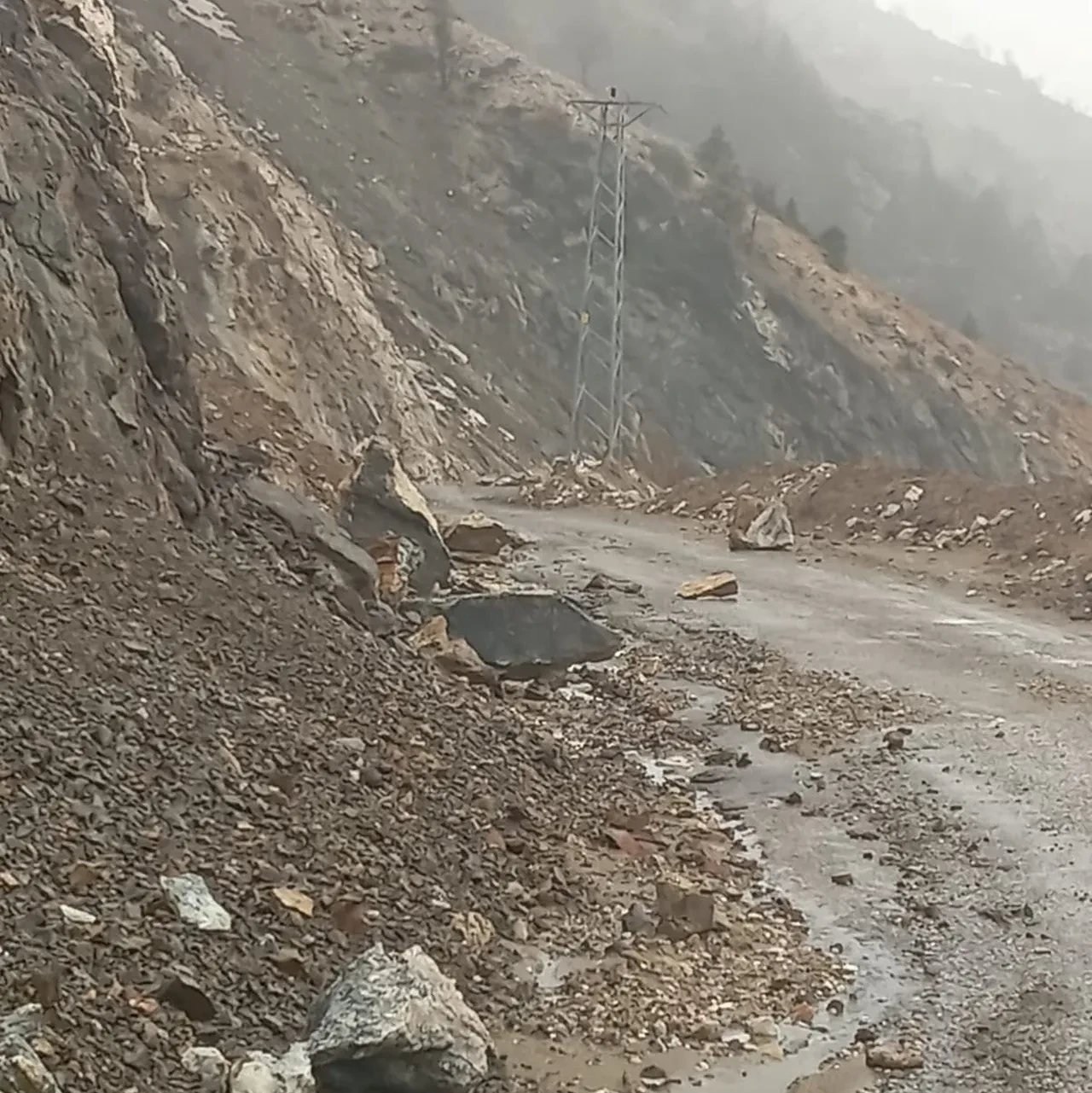 Gölbaşı’nda korkutan heyelan! Kaya parçaları karayoluna düştü
