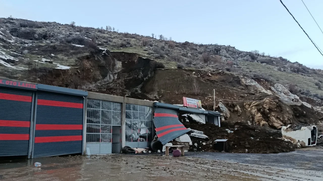 Heyelan dükkanı yıktı geçti, korku dolu anlar kaydedildi