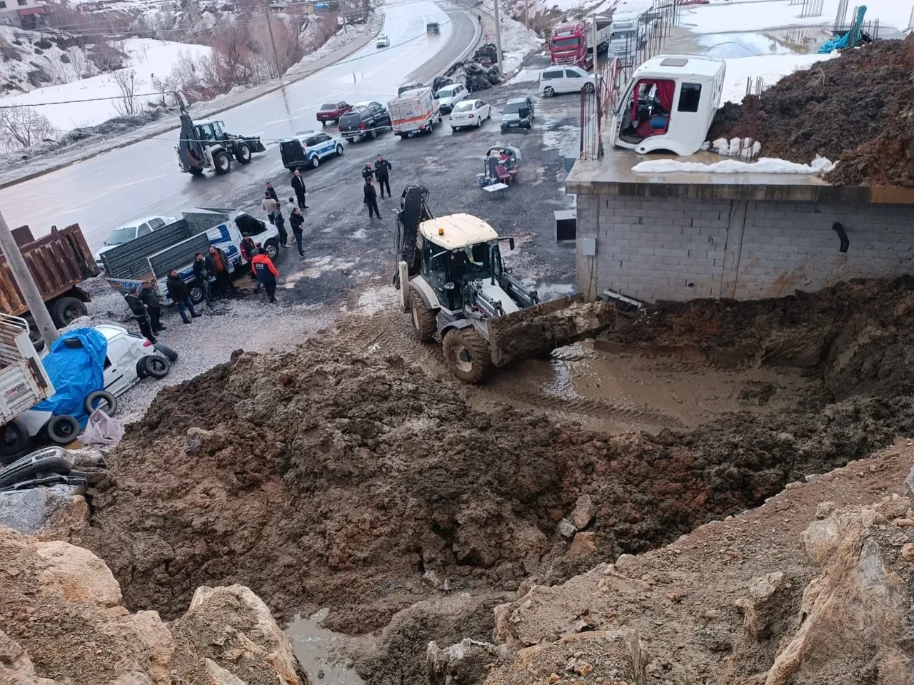 Heyelan dükkanı yıktı geçti, korku dolu anlar kaydedildi
