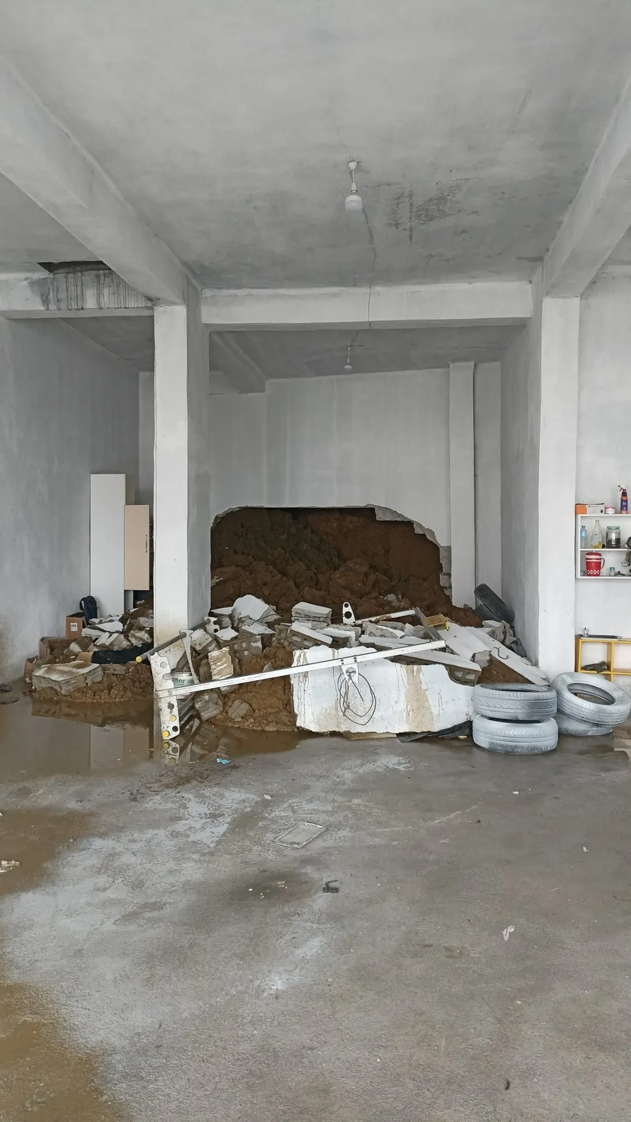 Heyelan dükkanı yıktı geçti, korku dolu anlar kaydedildi