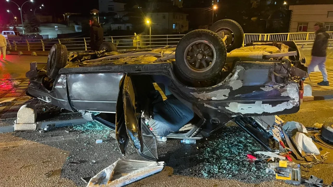 Hurdaya dönen araçtan sağ çıktı: İlk iş oto ses sistemini söktü