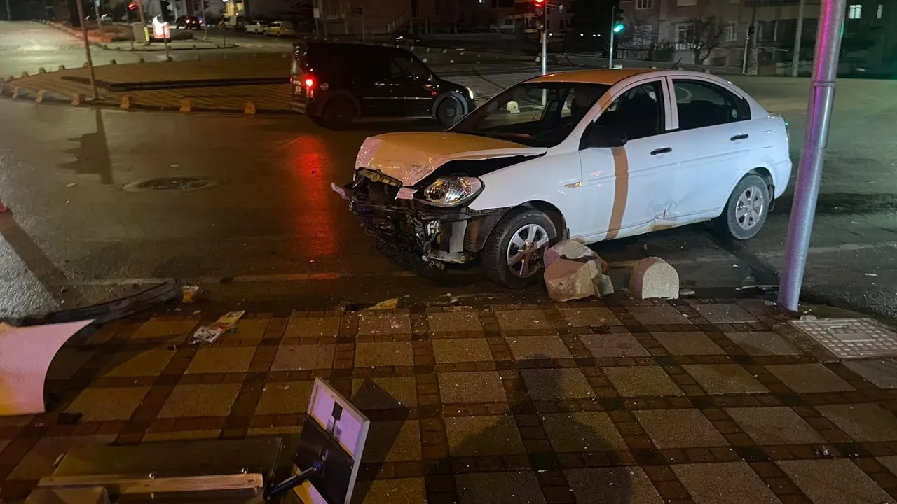 Hurdaya dönen araçtan sağ çıktı: İlk iş oto ses sistemini söktü