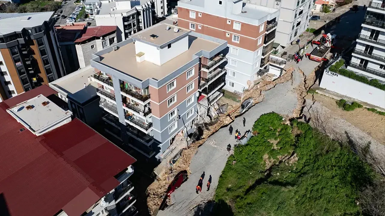 İzmir'de çöken istinat duvarı araçları adeta yuttu! 2 bina boşaltıldı, 6 araçta hasar var 