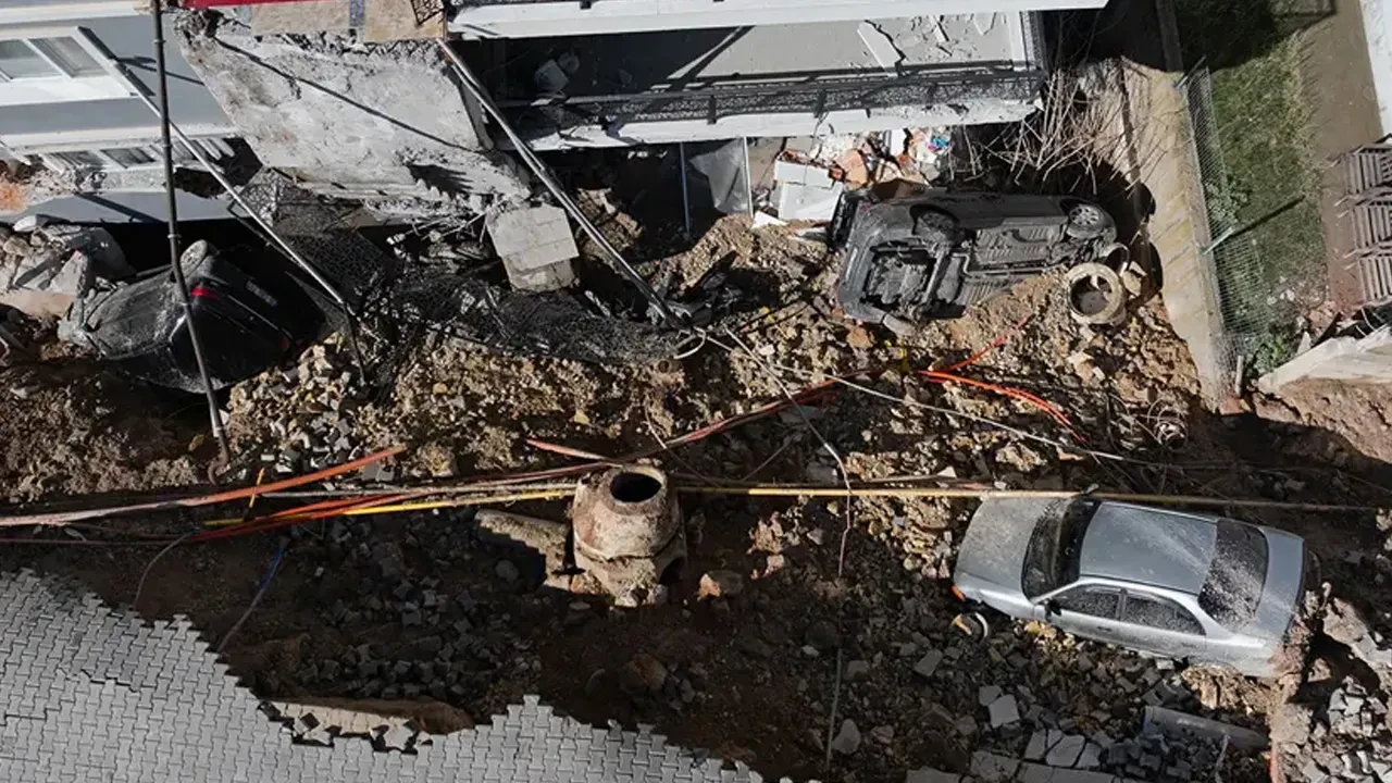 İzmir'de çöken istinat duvarı araçları adeta yuttu! 2 bina boşaltıldı, 6 araçta hasar var 