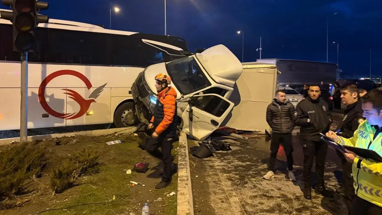 Kayseri'de yolcu otobüsüyle kamyonet çarpıştı: 5 yaralı