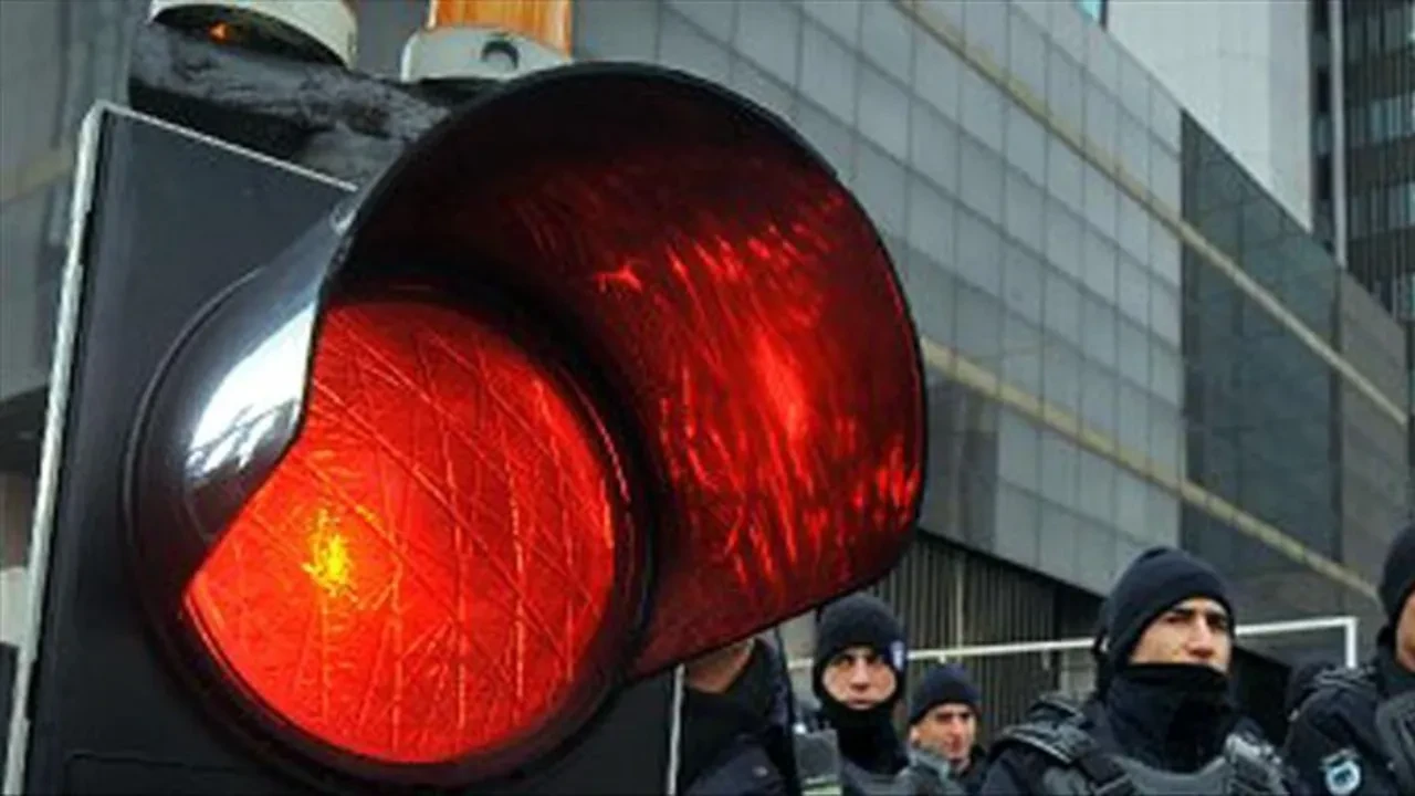 Kırmızı ışıkta beklerken bu hatayı sakın yapmayın! Meğer şanzımanı anında bitiriyormuş