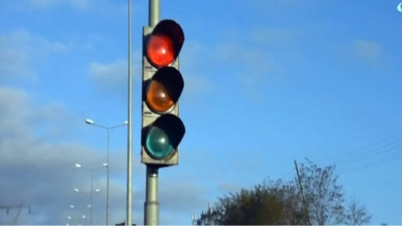 Kırmızı ışıkta beklerken bu hatayı sakın yapmayın! Meğer şanzımanı anında bitiriyormuş