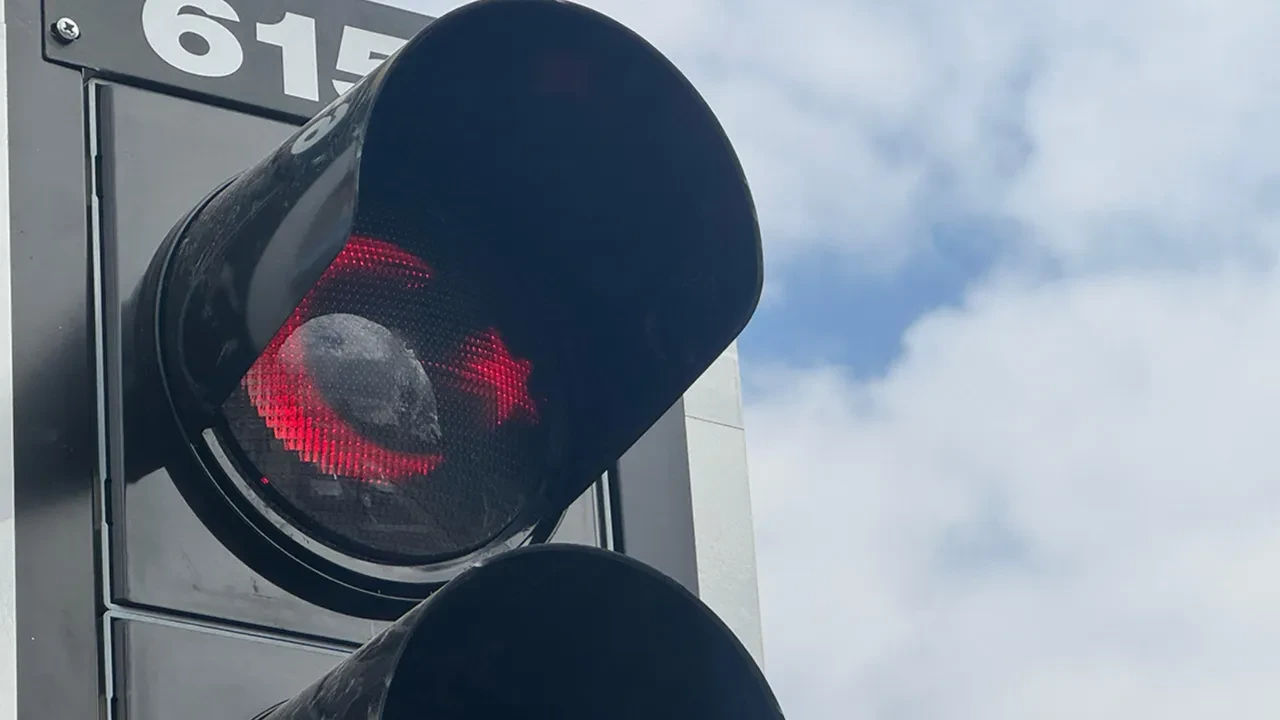 Kırmızı ışıkta beklerken bu hatayı sakın yapmayın! Meğer şanzımanı anında bitiriyormuş