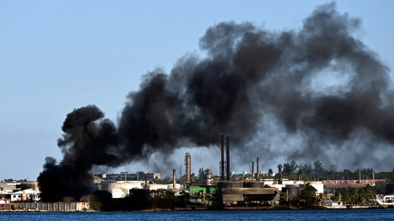 Küba’daki petrol rafinerisi alevlere teslim oldu