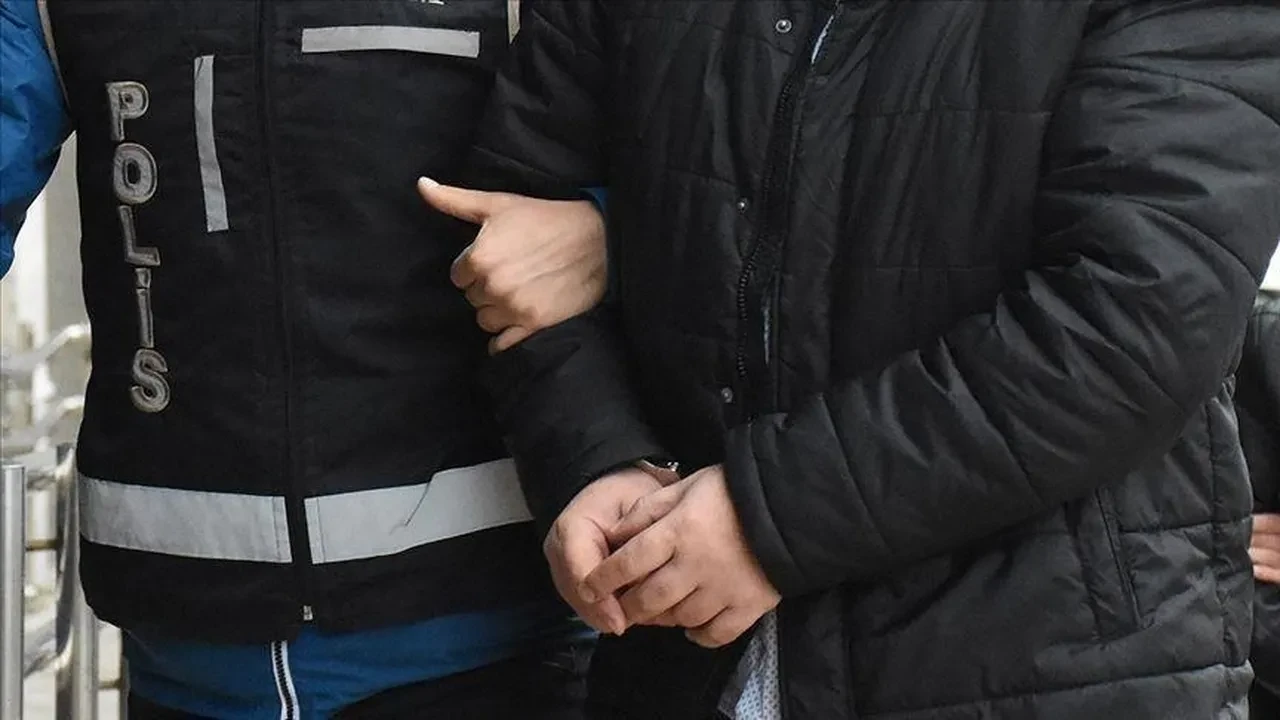 Küçükçekmece'de dehşet anları! Madde bağımlısı şahıs polise hakaret edip satırla saldırdı: 4’ü polis, 6 yaralı!