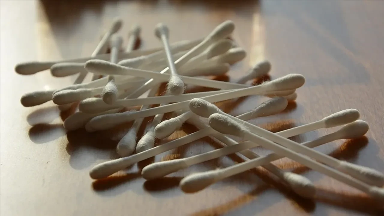 Kulak çubuğu kullananlar dikkat! Temizlediğinizi sanarken kulak zarınıza nasıl bir 'tıkaç' ördüğünüzü bilseniz elinizi sürmezdiniz...