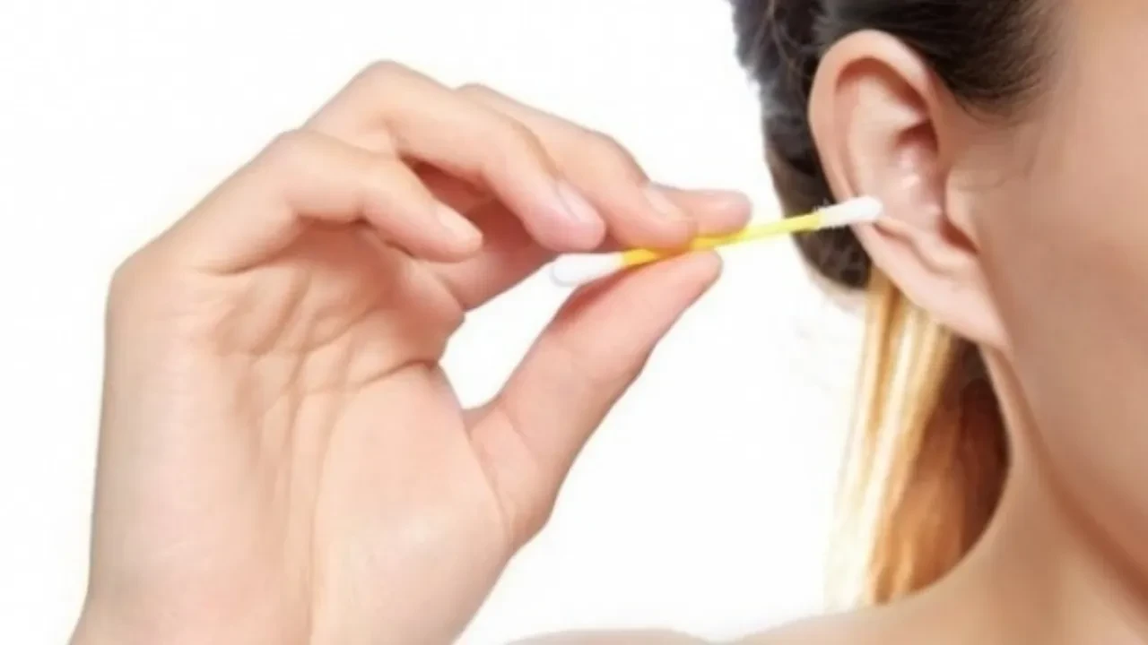 Kulak çubuğu kullananlar dikkat! Temizlediğinizi sanarken kulak zarınıza nasıl bir 'tıkaç' ördüğünüzü bilseniz elinizi sürmezdiniz...