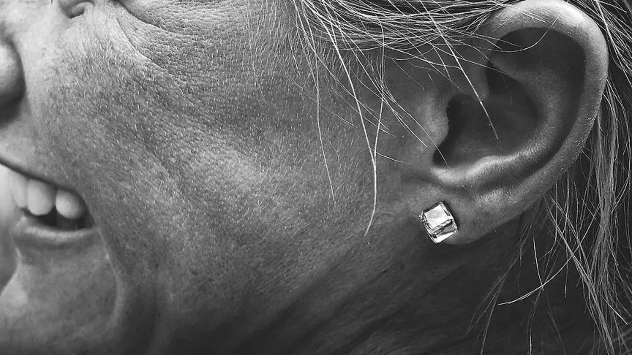 Kulak çubuğu kullananlar dikkat! Temizlediğinizi sanarken kulak zarınıza nasıl bir 'tıkaç' ördüğünüzü bilseniz elinizi sürmezdiniz...