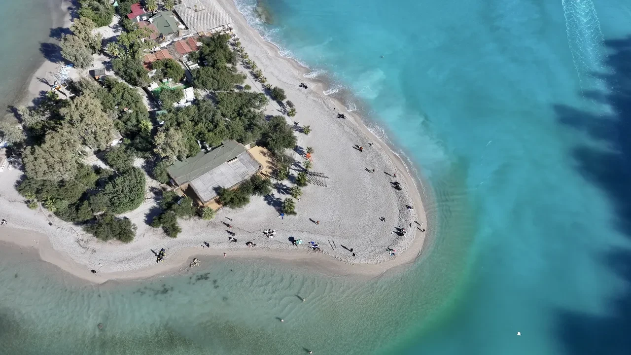 Muğla'da yoğun yağışlar sonrası Ölüdeniz'in rengi değişti