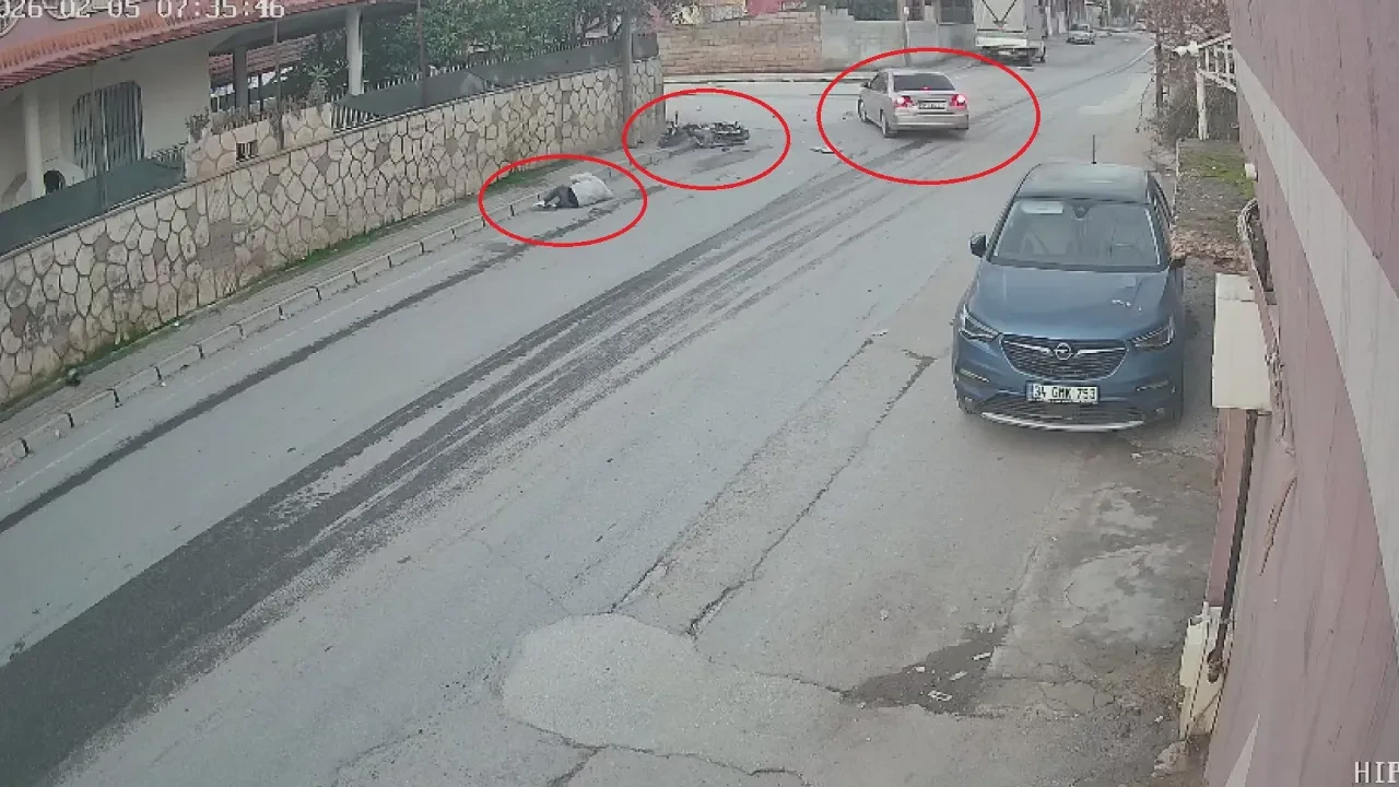 Otomobille çarpışan motosiklet sürücüsünün metrelerce savruldu! O anlar kamerada 