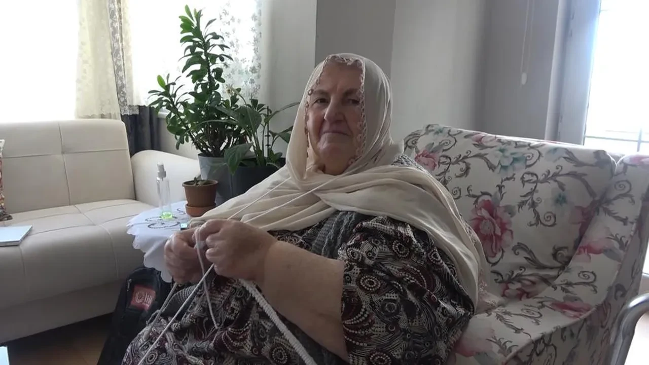 Sabahat teyze Mehmetçiğe 400 bere ördü! Askerin karlar içindeki videosu yürek ısıttı