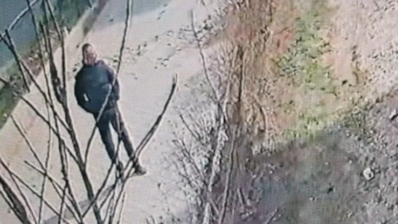 Saniyelerle ölümden kurtuldu! Uçan çatının altında kalma tehlikesi yaşadı