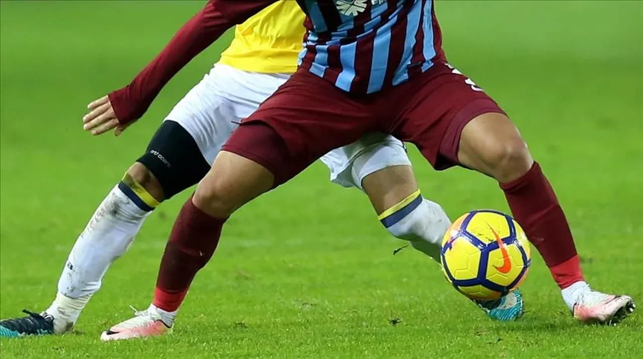 Süper Lig'de derbi heyecanı dorukta: Dev karşılaşma öncesi eksikler dikkat çekti! İşte Trabzonspor-Fenerbahçe maçının muhtemel 11'leri