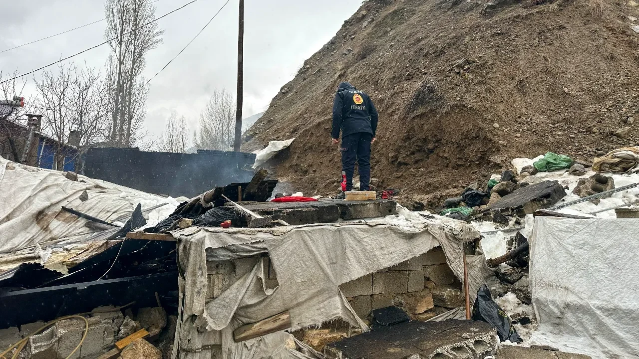 Tandır evi çöktü: Ekmek pişiren babaanne ve torunu göçük altında kaldı