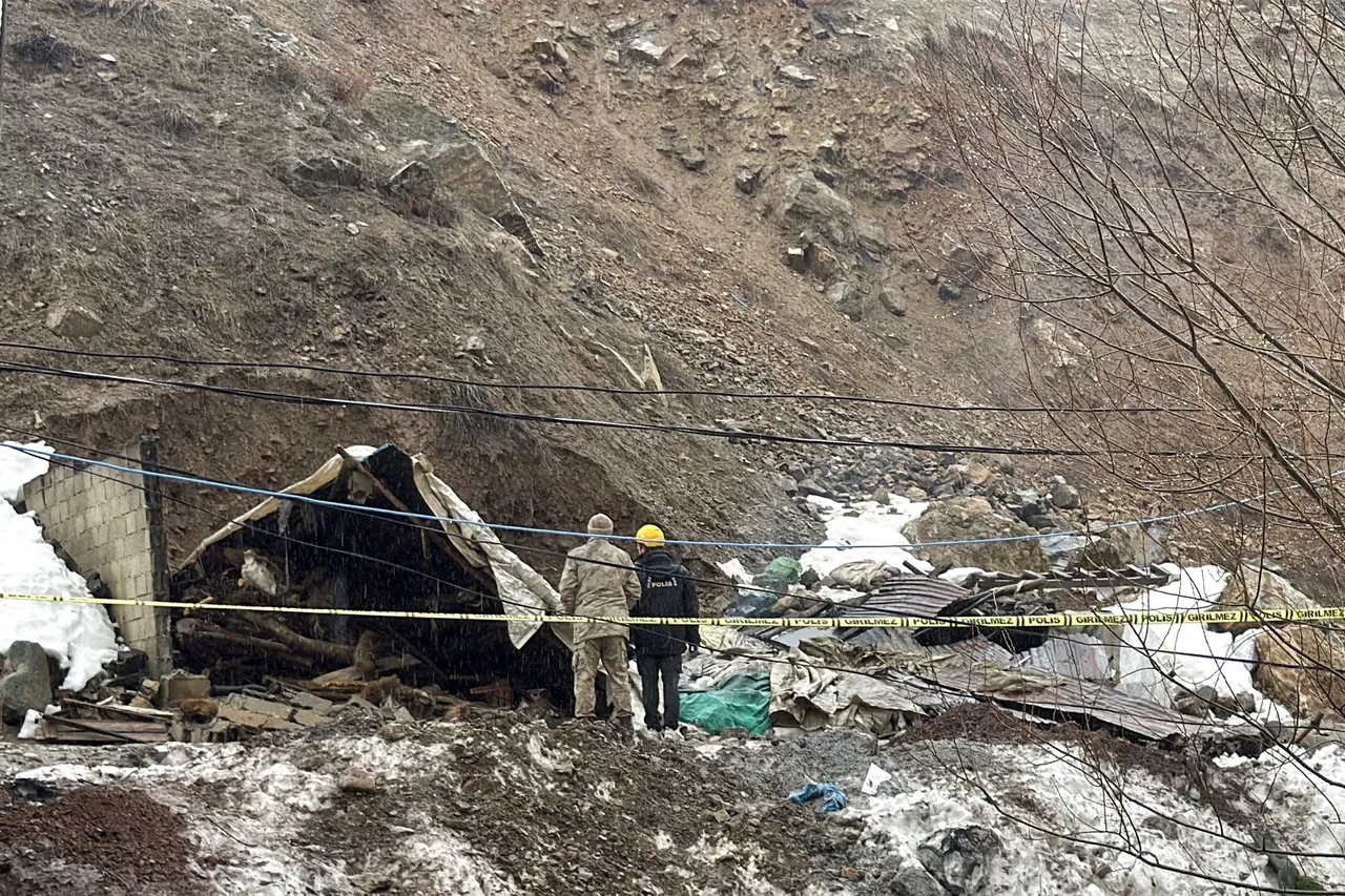 Tandır evi çöktü: Ekmek pişiren babaanne ve torunu göçük altında kaldı