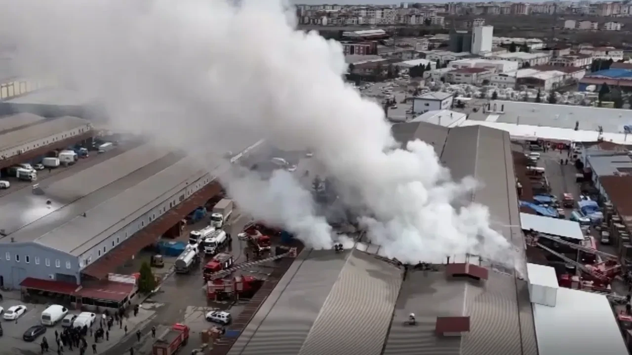 Toptancı sitesinde sıcak saatler! Depoda çıkan yangın yan iş yerine sıçradı