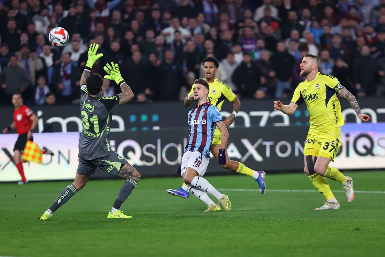 Fenerbahçe Karadeniz'den zaferle döndü: Trabzonspor'da sezonun ilk iç saha mağlubiyeti!