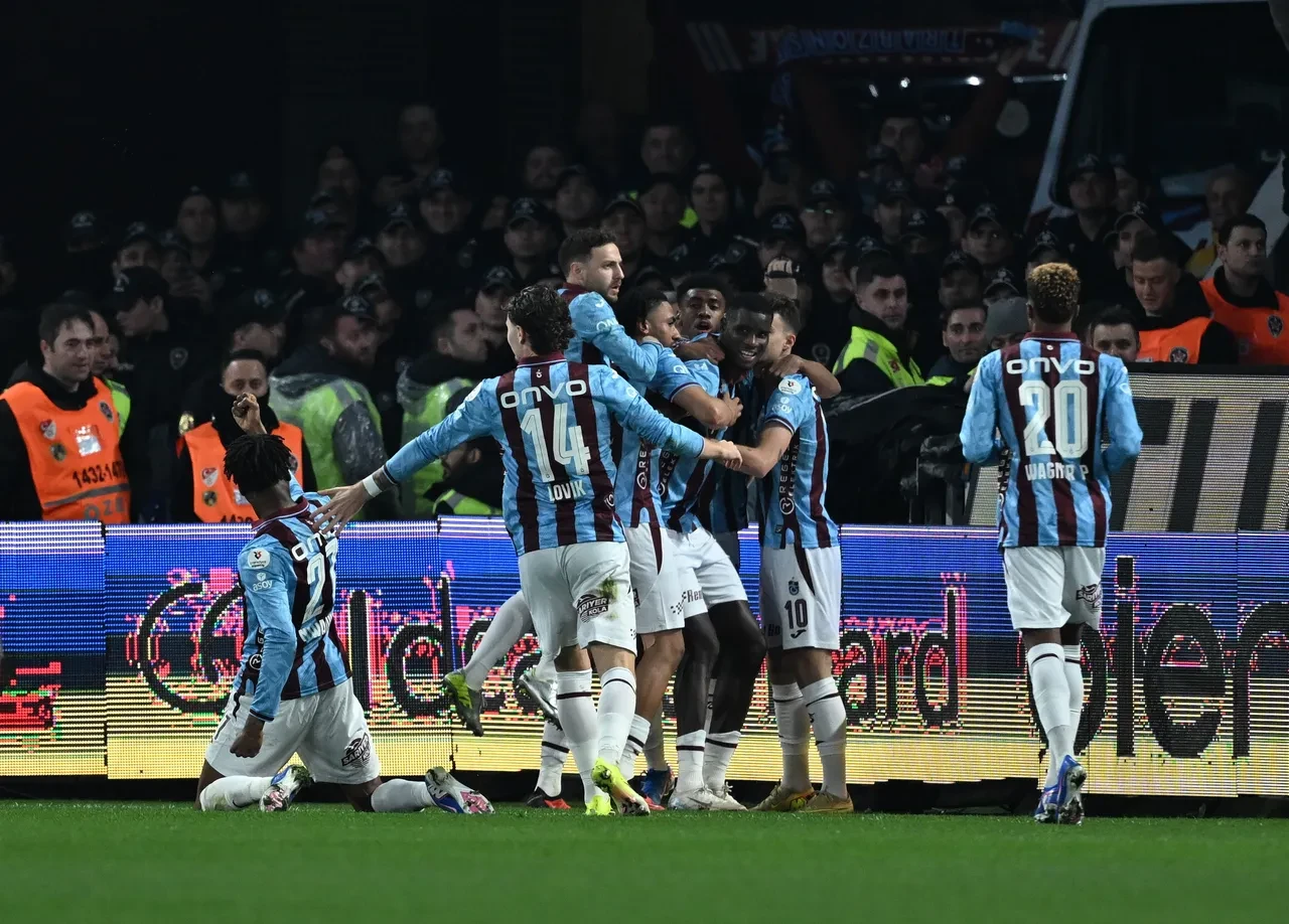 Fenerbahçe Karadeniz'den zaferle döndü: Trabzonspor'da sezonun ilk iç saha mağlubiyeti!