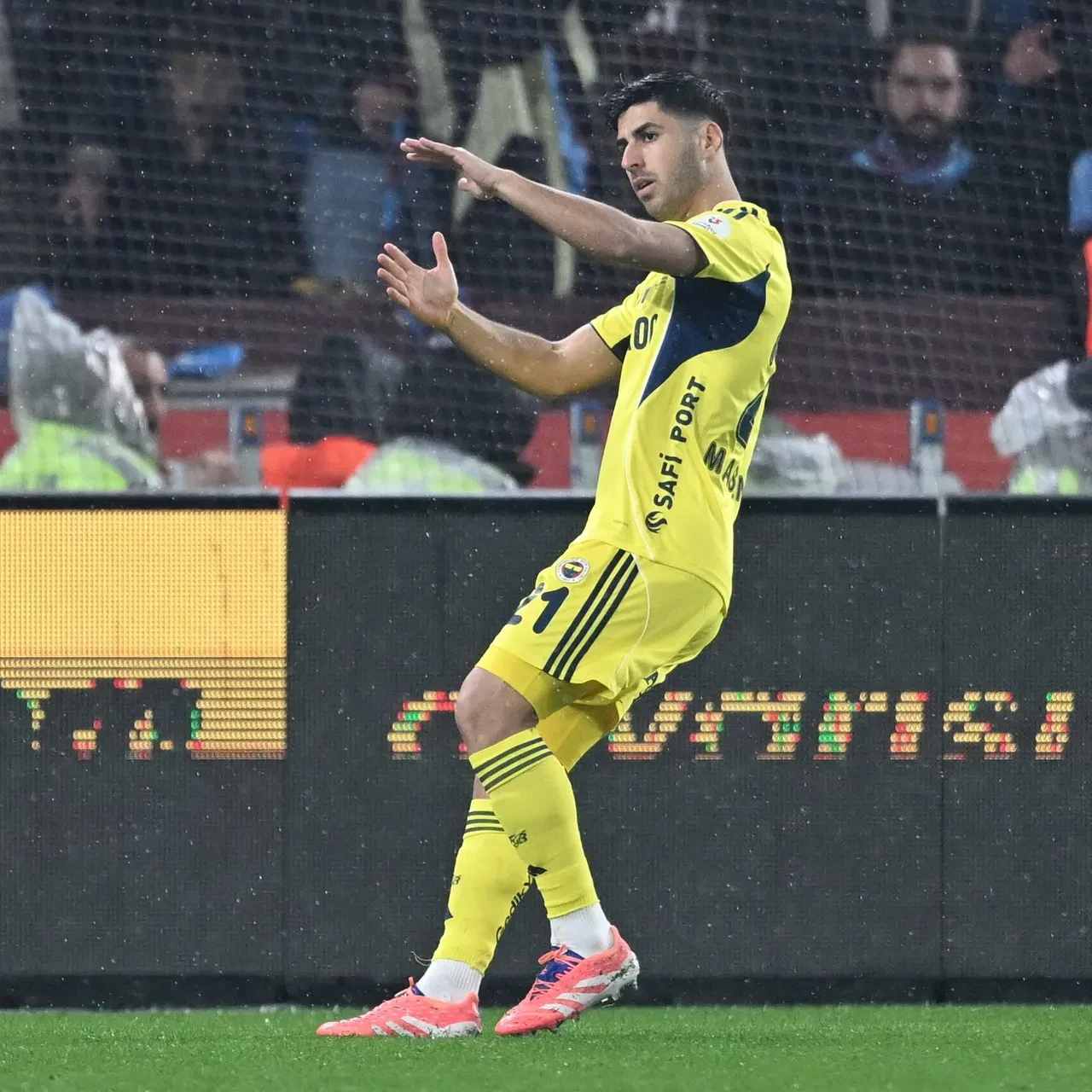 Fenerbahçe Karadeniz'den zaferle döndü: Trabzonspor'da sezonun ilk iç saha mağlubiyeti!